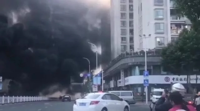 广东汕头一在建楼盘突发火灾,现场浓烟滚滚,相当惊险!